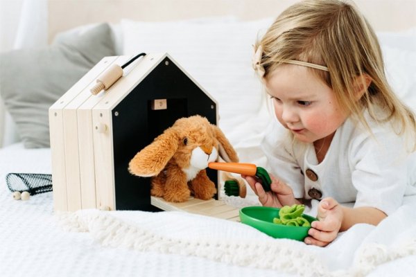 small foot Pluszowy królik w królikarni z wybiegiem