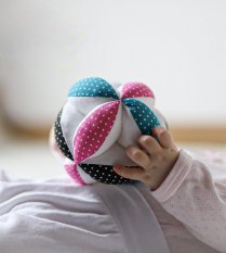 MyMoo Montessori úchopový míček - Tečky/růžová, modrá, černá