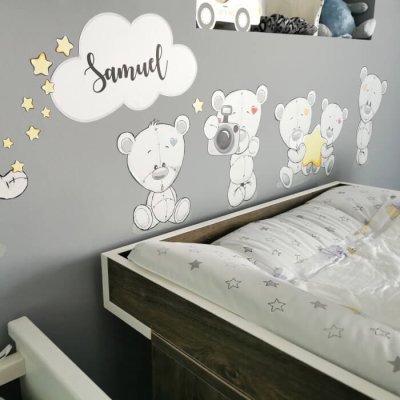 Stickers muraux - Ours en peluche avec un prénom au dessus de la crèche