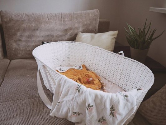 AHOJBABY Kosz Mojżesza dla niemowląt Paper Dream white + materac Airdream