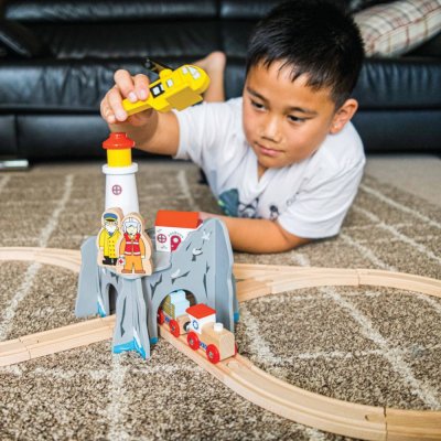 Bigjigs Rail Tunnel mit Leuchtturm und Hubschrauberlandeplatz