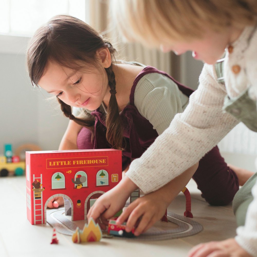 Petit Collage Játékkészlet tűzoltóállomás - Image 4