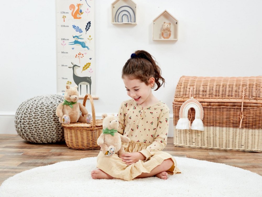 Tęczowy Pluszowy Kubuś Puchatek z zieloną kokardką 22 cm - obrazek 5