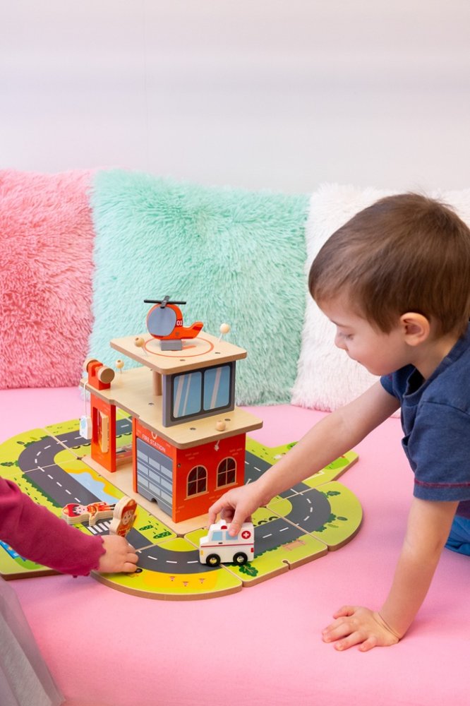 2Kids Toys Dřevěná stanice Hasiči 2 v 1 (obrázek 5)