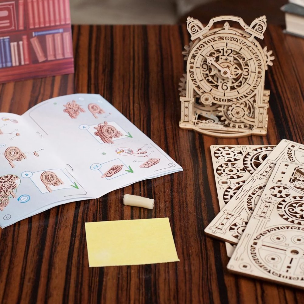Ugears 3D dřevěné mechanické puzzle Dekorační budík (obrázek 4)