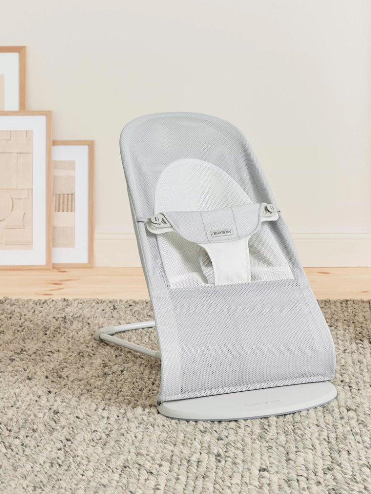 BABYBJÖRN Leżak Balance Soft Silver White Siatka, lekka konstrukcja - obrazek 7