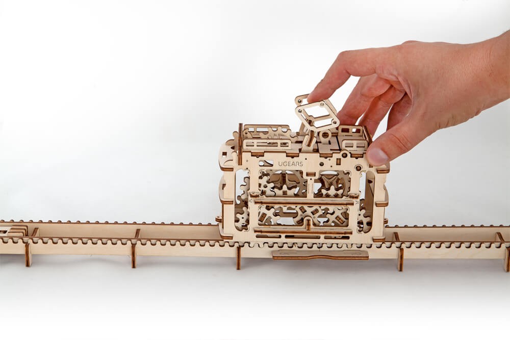Ugears 3D dřevěné mechanické puzzle Kabinová lanovka s tratí (obrázek 3)