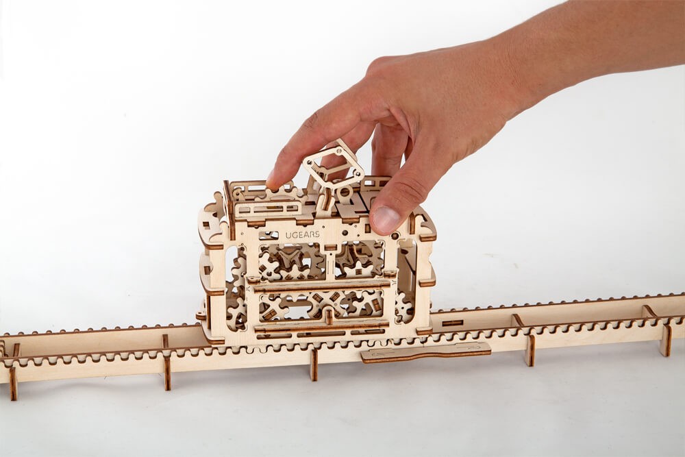 Ugears 3D dřevěné mechanické puzzle Kabinová lanovka s tratí (obrázek 5)