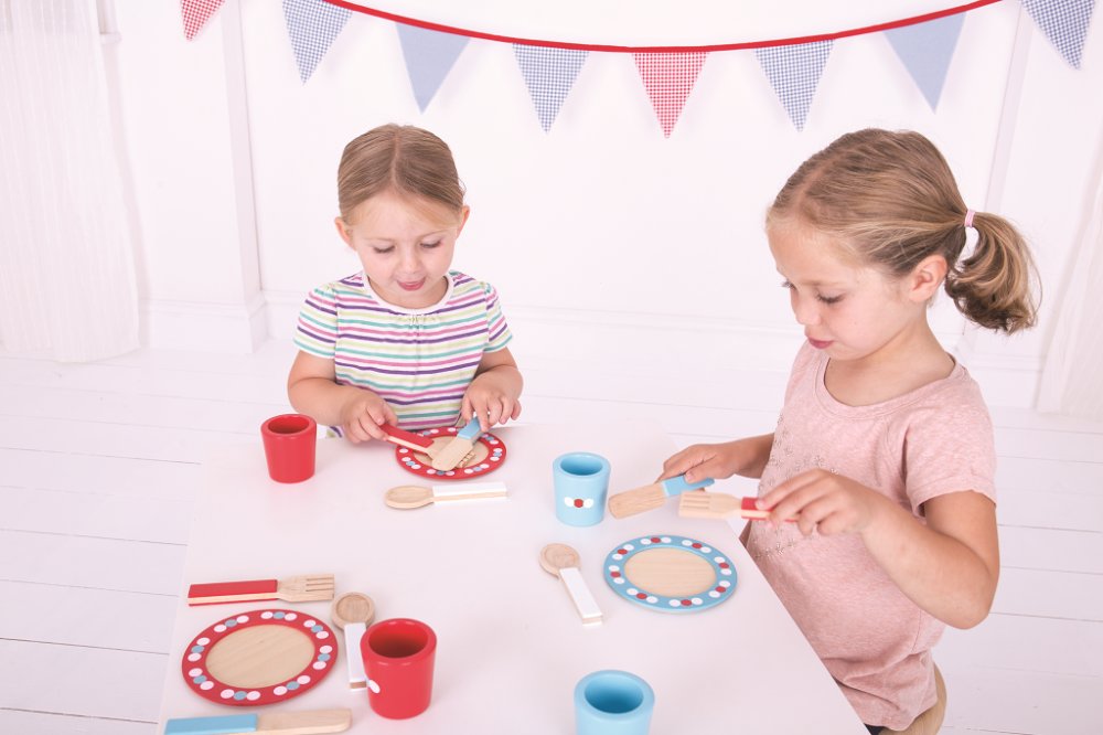 Bigjigs Toys Dřevěný jídelní servis s puntíky (obrázek 4)