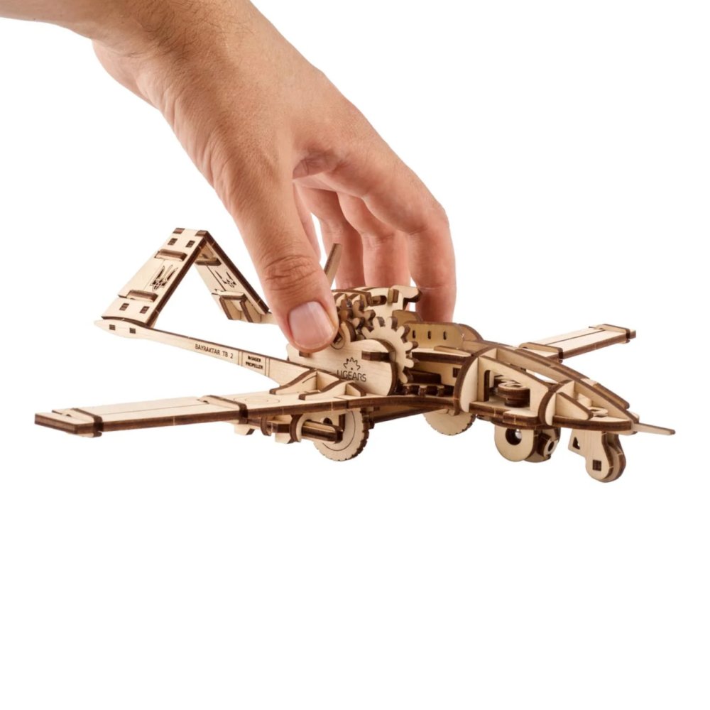 Ugears 3D dřevěné mechanické puzzle Bojový dron Bayraktar TB2 (obrázek 3)