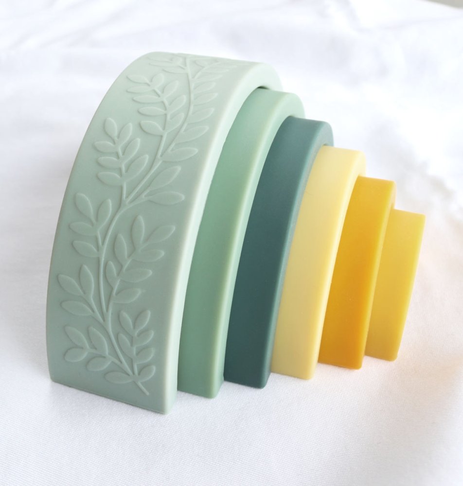 A Little Lovely Company - arcobaleno impilabile Montessori - verde e giallo - immagine 5