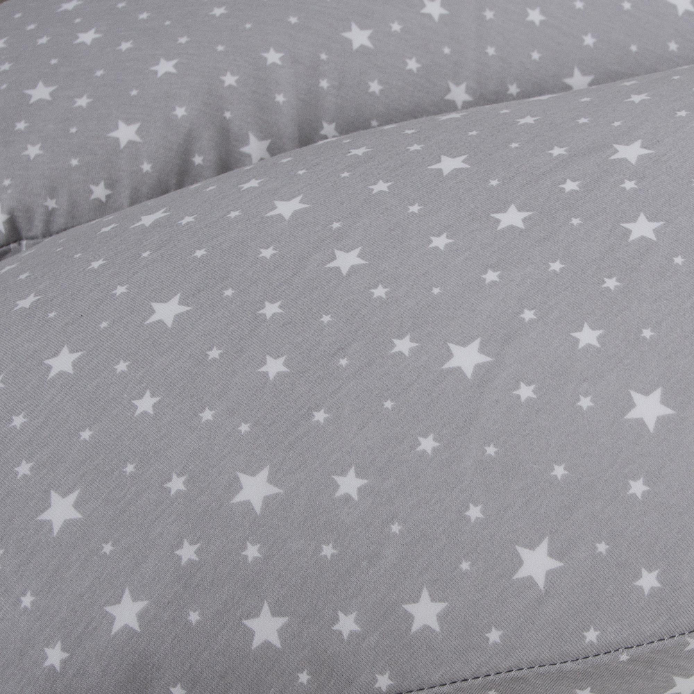 CEBA Polštář Na Kojení Huggy (150x60x37) Basic Grey Stars