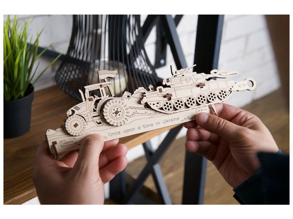 Puzzle mécanique en bois 3D Ugears Brave UA Tractor – Image 6