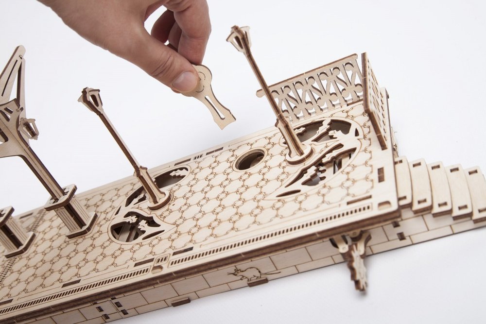 Ugears 3D dřevěné mechanické puzzle Železniční nástupiště (obrázek 5)