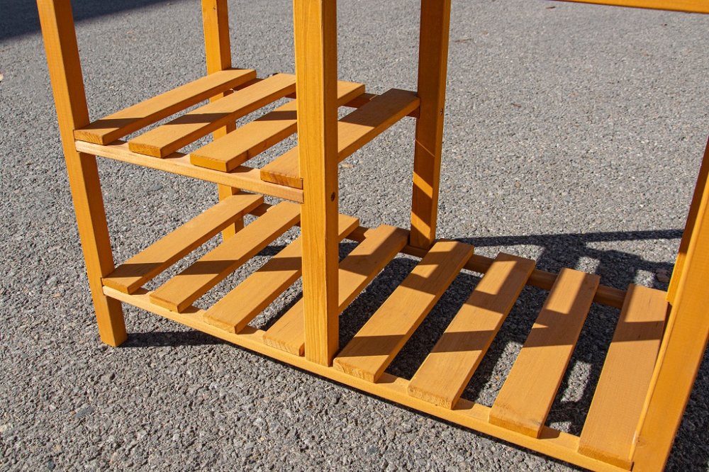 2Kids Toys Dřevěná zahradní kuchyňka s dřezem (obrázek 10)