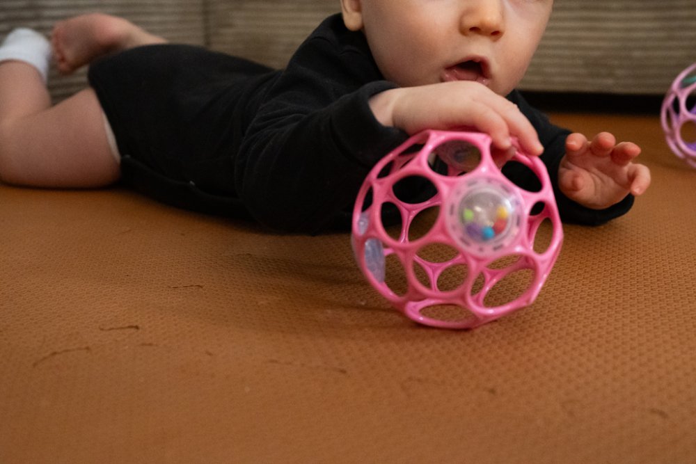 OBALL Giocattolo Oball RATTLE 10 cm rosa scuro 0m+ - immagine 5