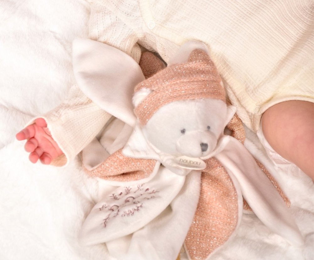 Doudou Zestaw upominkowy Pluszowy otulacz miś z czapeczką 25 cm różowy - obrazek 6