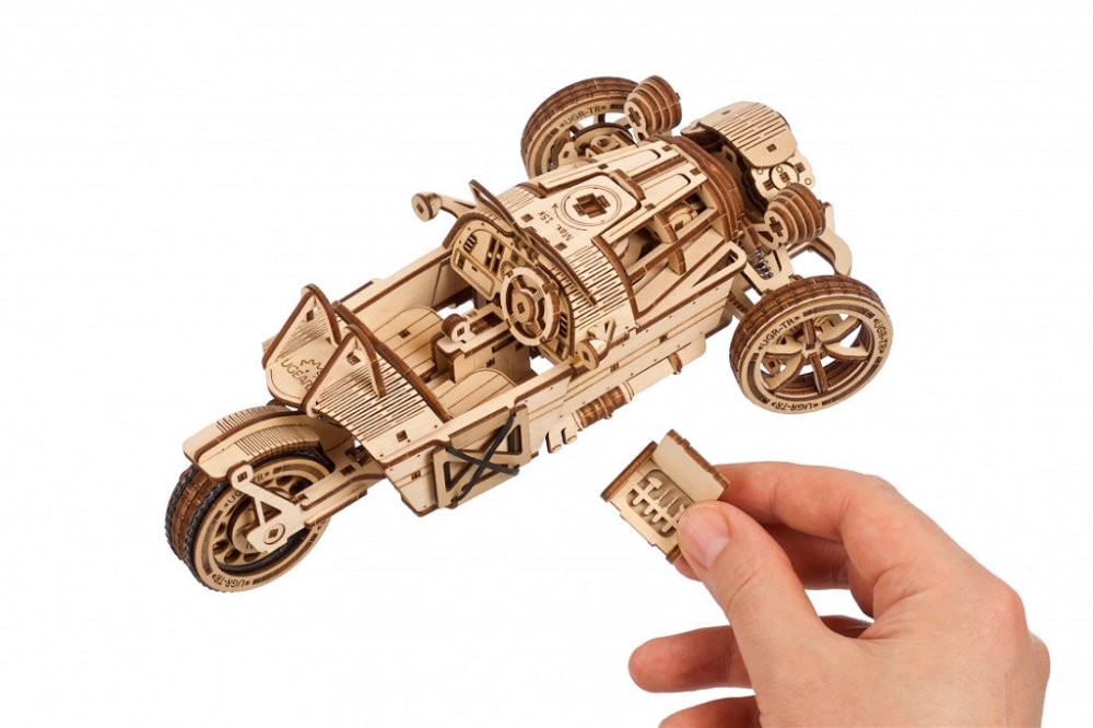 Ugears 3D dřevěné mechanické puzzle Tříkolka UGR-S (obrázek 9)
