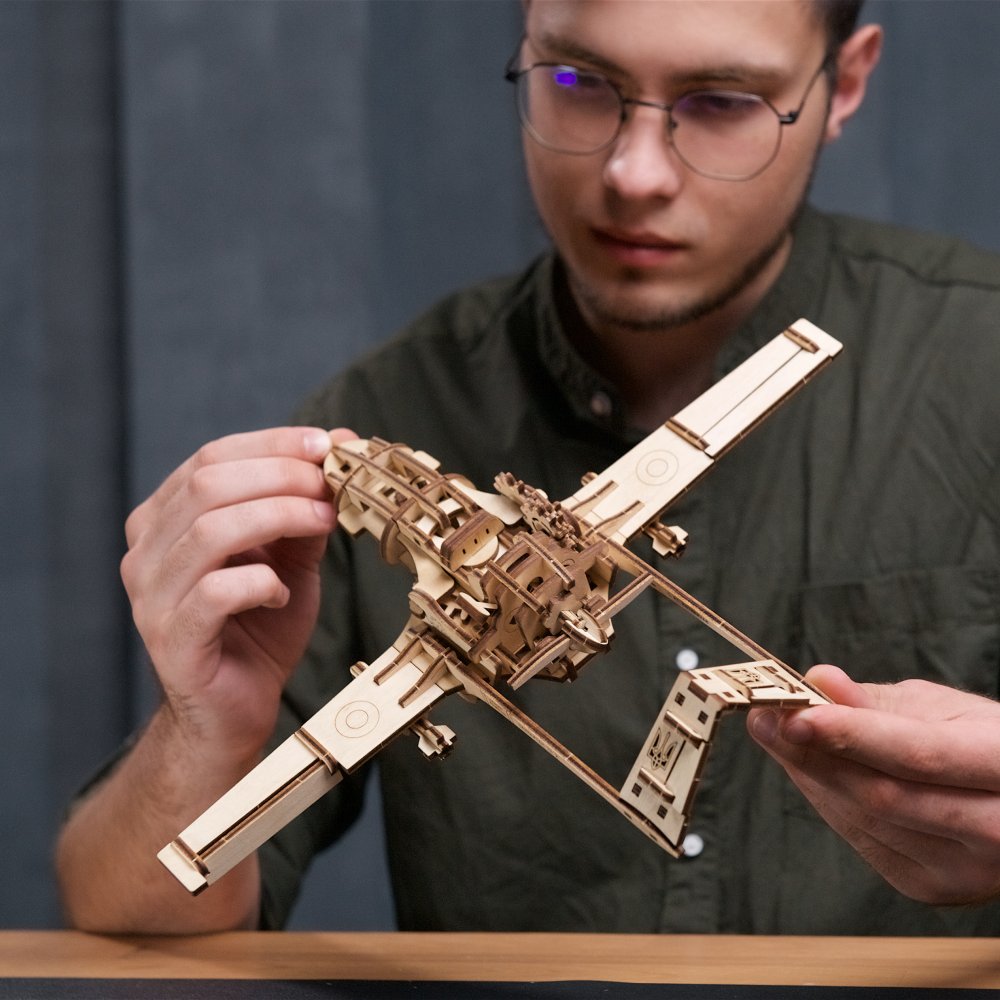 Ugears 3D dřevěné mechanické puzzle Bojový dron Bayraktar TB2 (obrázek 7)