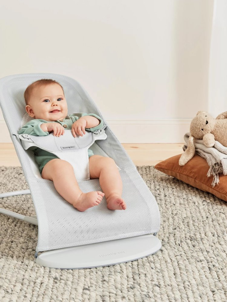 BABYBJÖRN Leżak Balance Soft Silver White Siatka, lekka konstrukcja - obrazek 3