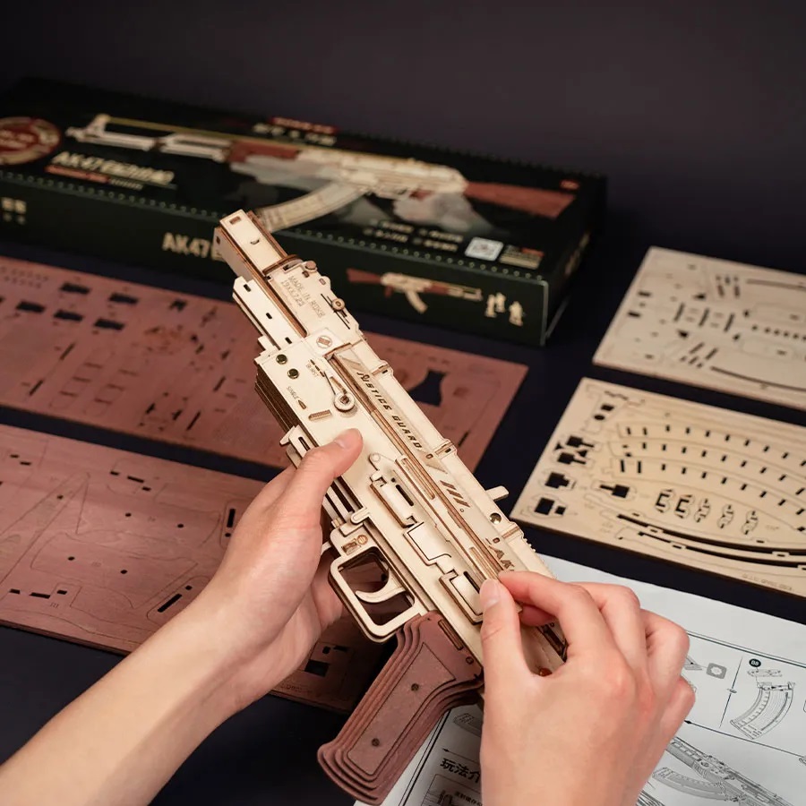 RoboTime Puzzle 3D en bois mécanique Fusil d'assaut AK-47 – Image 3