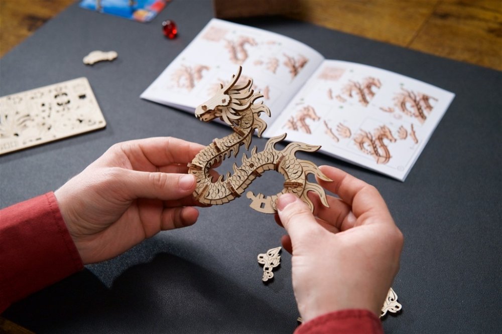 Puzzle mécanique en bois 3D Ugears Dragon – Image 4