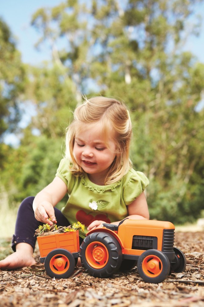 Green Toys Traktor s vlečkou oranžový (obrázek 5)