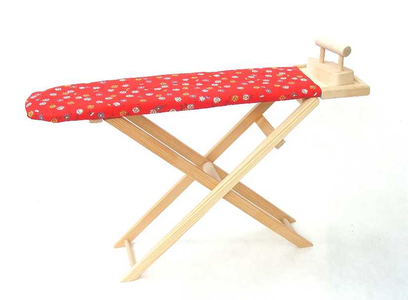 Asse da stiro in legno con ferro da stiro