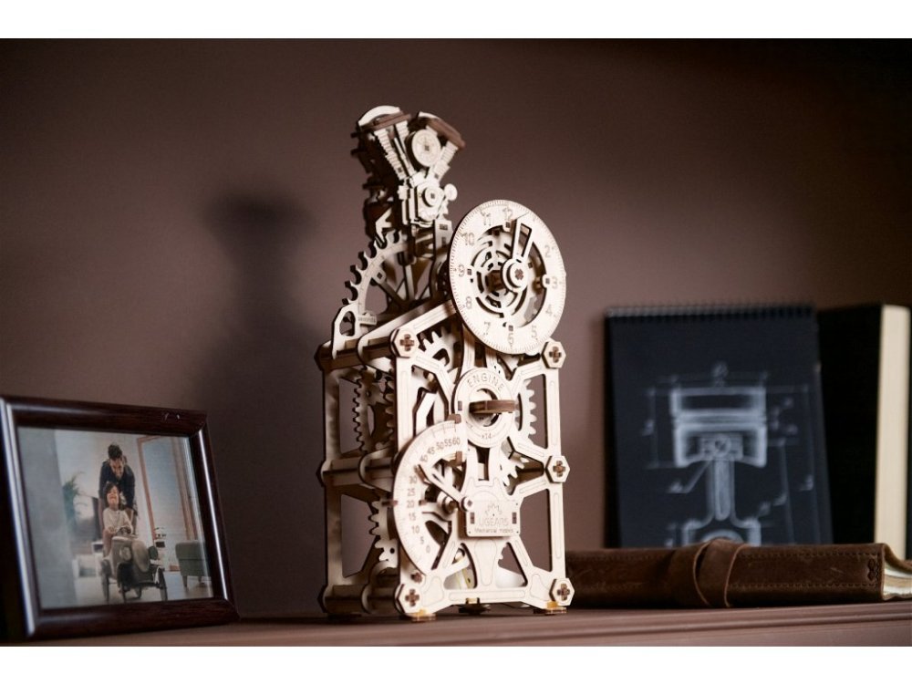 Ugears 3D dřevěné mechanické puzzle Hodiny motoru (obrázek 5)