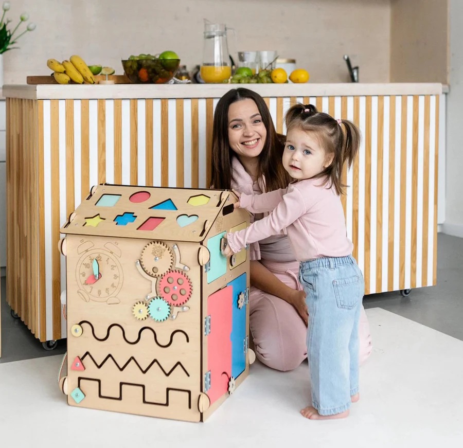 BusyKids Activity board Domeček přírodní (obrázek 3)