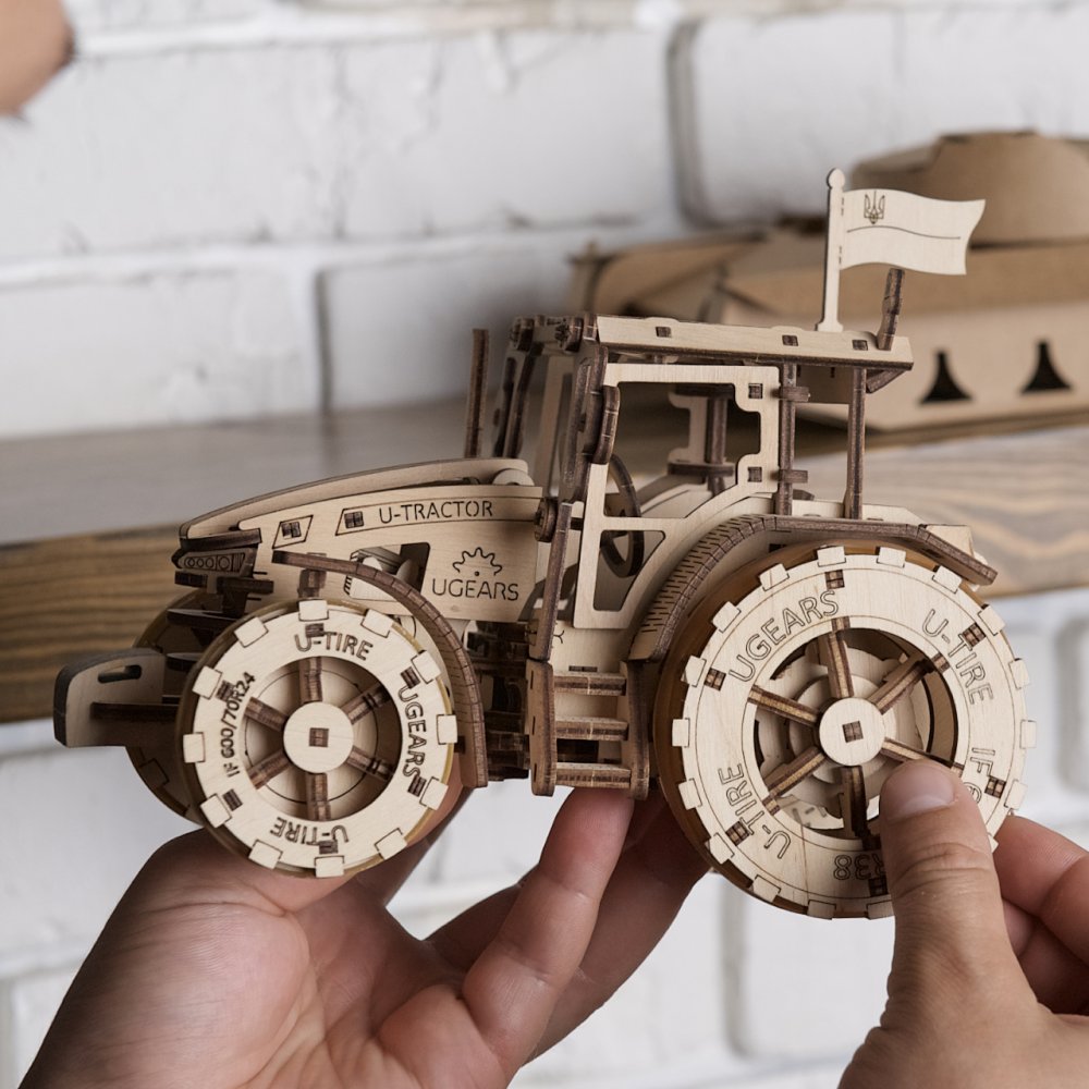 Ugears 3D dřevěné mechanické puzzle Traktor Wins (obrázek 11)