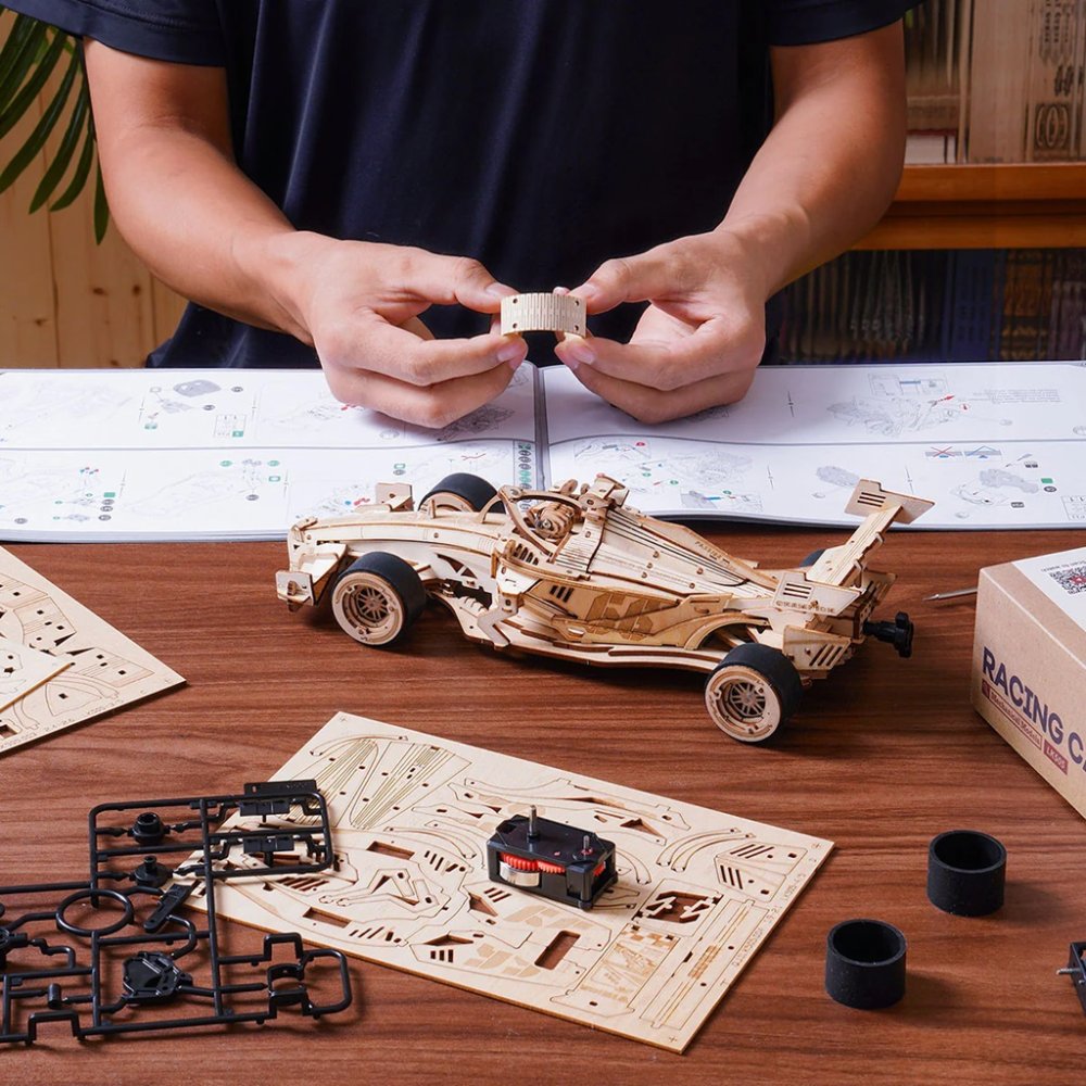 RoboTime 3D dřevěná skládačka Závodní auto F1 (obrázek 6)