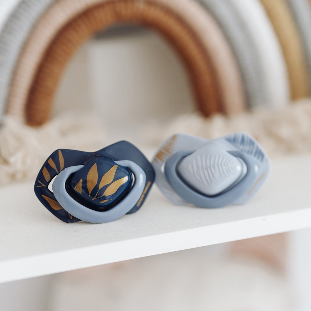 CANPOL BABIES Smoczek silikonowy symetryczny Light touch GOLD 6-18m 2szt niebieski - obrazek 3