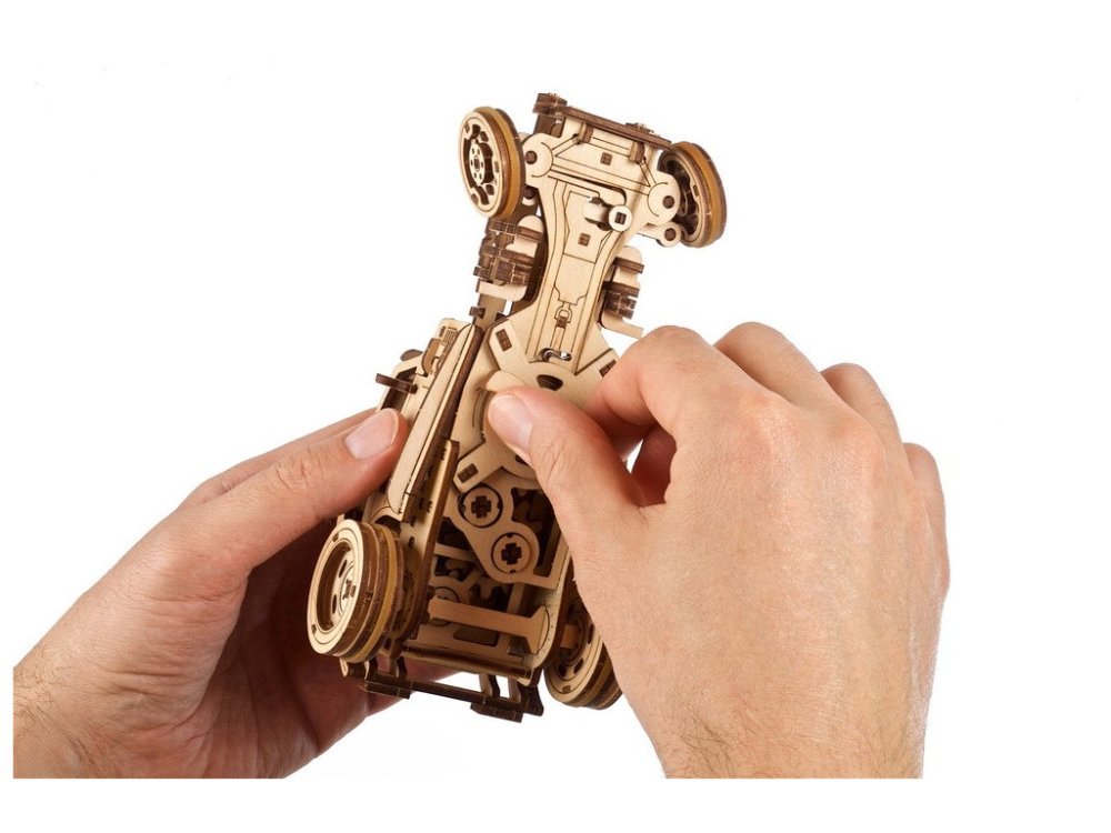 Ugears 3D dřevěné mechanické puzzle The Hot Rod Furious (obrázek 2)