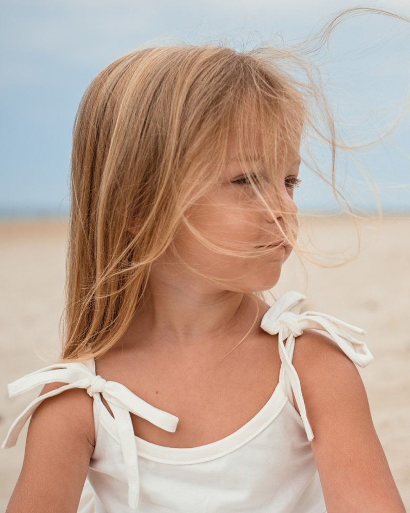 Abito da bambino con tasche, lacci sulle spalle, bianco sporco 116 - immagine 4