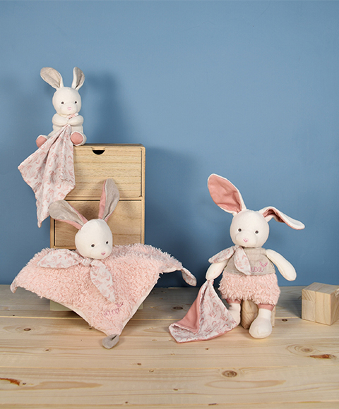 Doudou Dárková sada - Plyšový králiček s růžovou dečkou z BIO bavlny 15 cm (obrázek 5)
