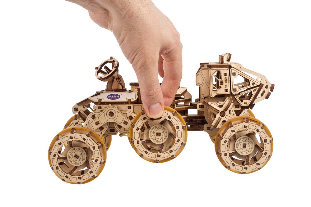 Ugears 3D dřevěné mechanické puzzle Mars Rover (obrázek 10)