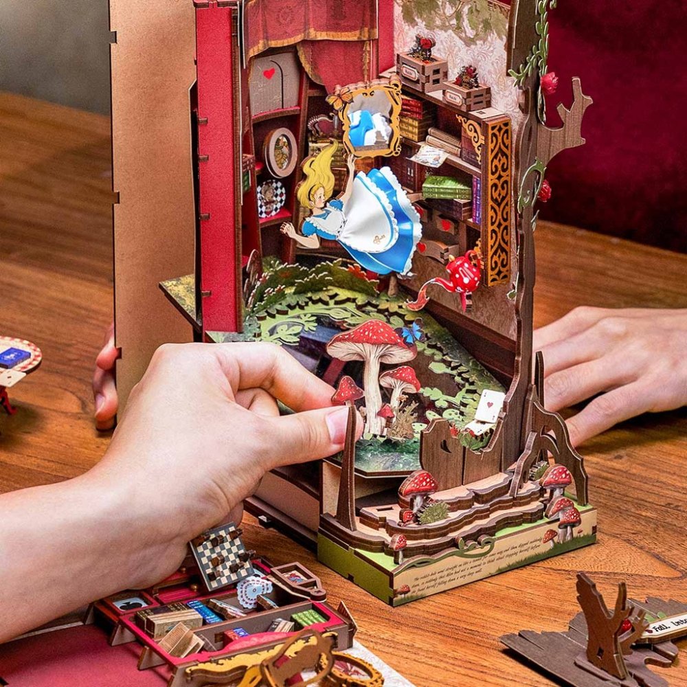 RoboTime 3D skládačka Zarážka na knihy Miniatura domečku Cesta do říše divů (obrázek 9)