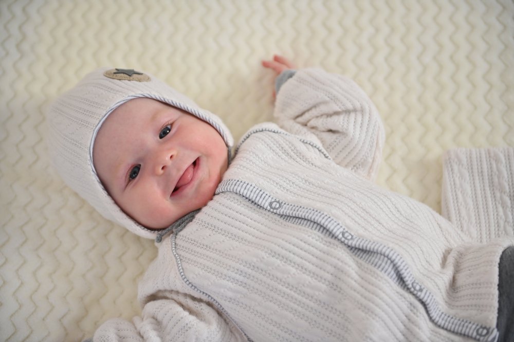 Bonnet doublé à nouer Outlast® - Off White/rayure chinée blanc-gris 3 | 42-44 cm – Image 4