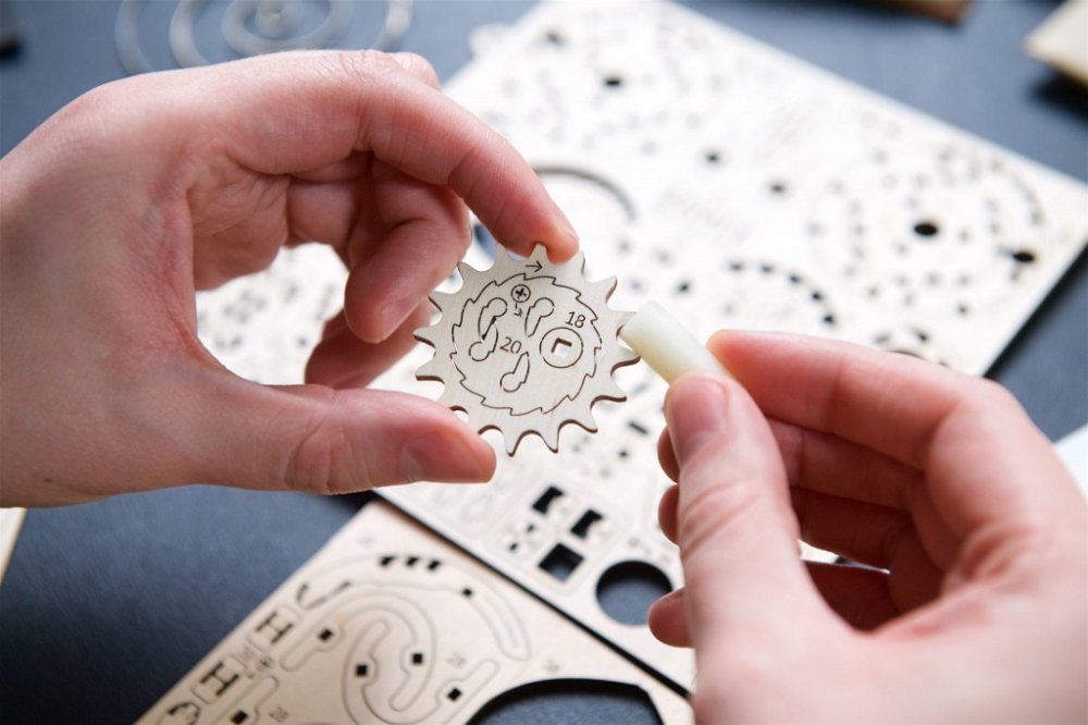 Ugears 3D dřevěné mechanické puzzle Zlatonka, Harry Potter (obrázek 8)