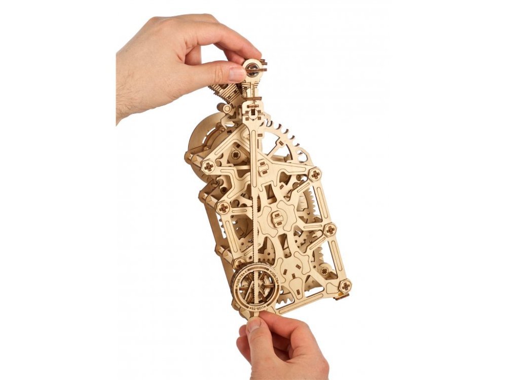 Ugears 3D dřevěné mechanické puzzle Hodiny motoru (obrázek 3)