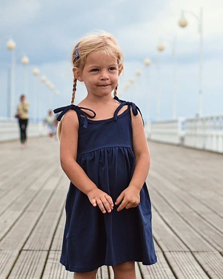 Abito da bambino con tasche, lacci sulle spalle, blu scuro 104