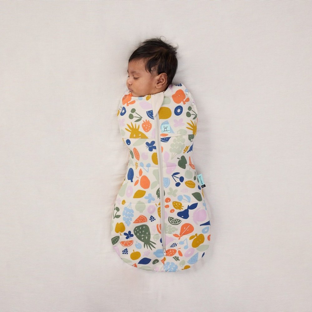 ERGOPOUCH Pucktuch und Schlafsack 2in1 Cocoon Fruit Salad 0-3 m, 3-6 kg, 2,5 tog – Bild 3