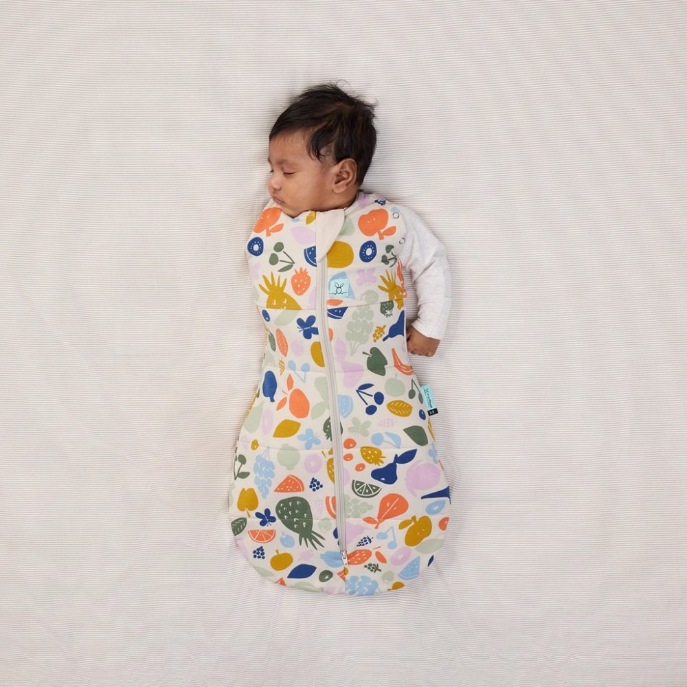 ERGOPOUCH Pucktuch und Schlafsack 2in1 Cocoon Fruit Salad 0-3 m, 3-6 kg, 2,5 tog – Bild 5