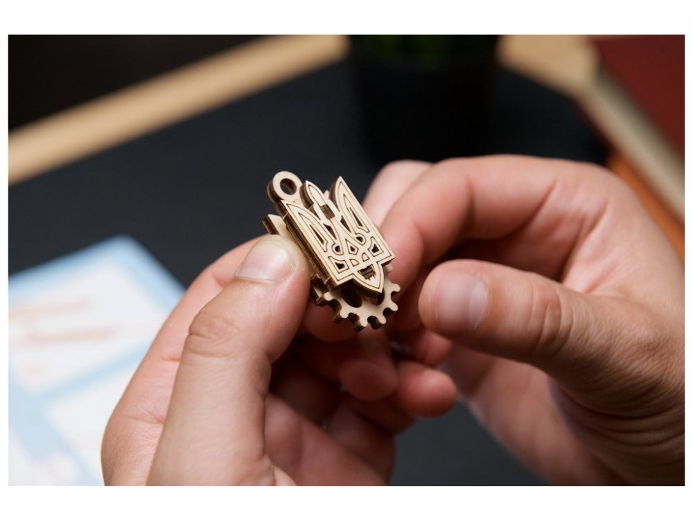 Puzzle mécanique en bois 3D Ugears Brave UA Tractor – Image 2