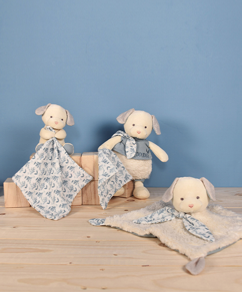 Doudou Zestaw prezentowy - Pluszowy piesek z kocykiem z bawełny organicznej 15 cm - obrazek 4