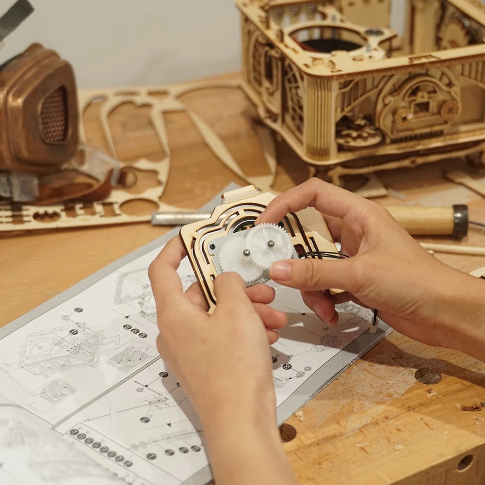 RoboTime 3D dřevěná mechanická skládačka Gramofon (elektrický pohon) (obrázek 8)