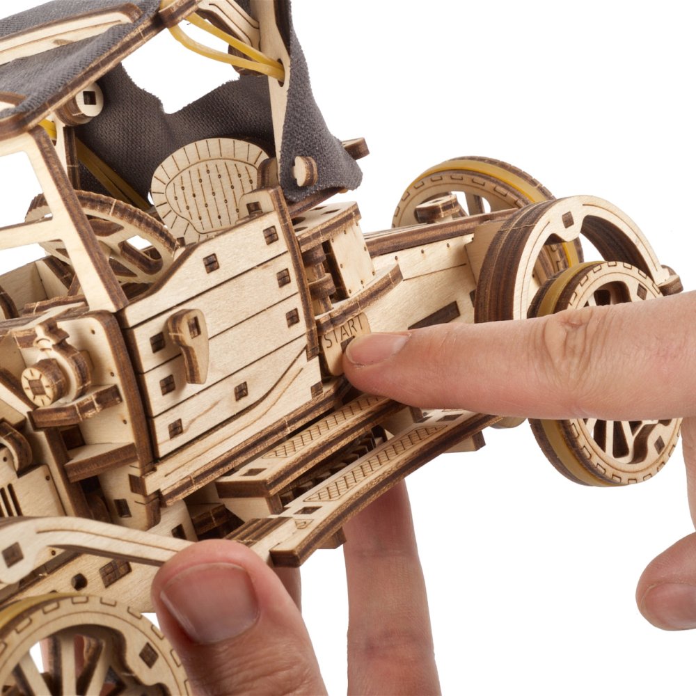 Ugears 3D dřevěné mechanické puzzle Historický automobil UGR-T (obrázek 10)