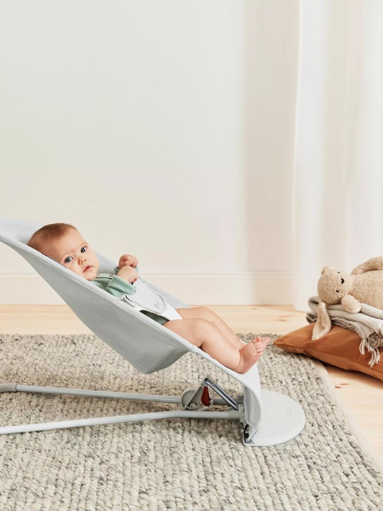 BABYBJÖRN Leżak Balance Soft Silver White Siatka, lekka konstrukcja - obrazek 4
