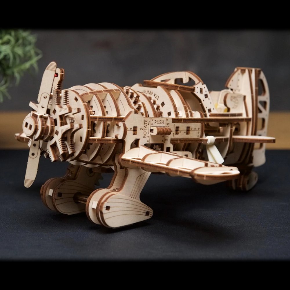 Puzzle 3D en bois mécanique Ugears Avion Mad Hornet – Image 3